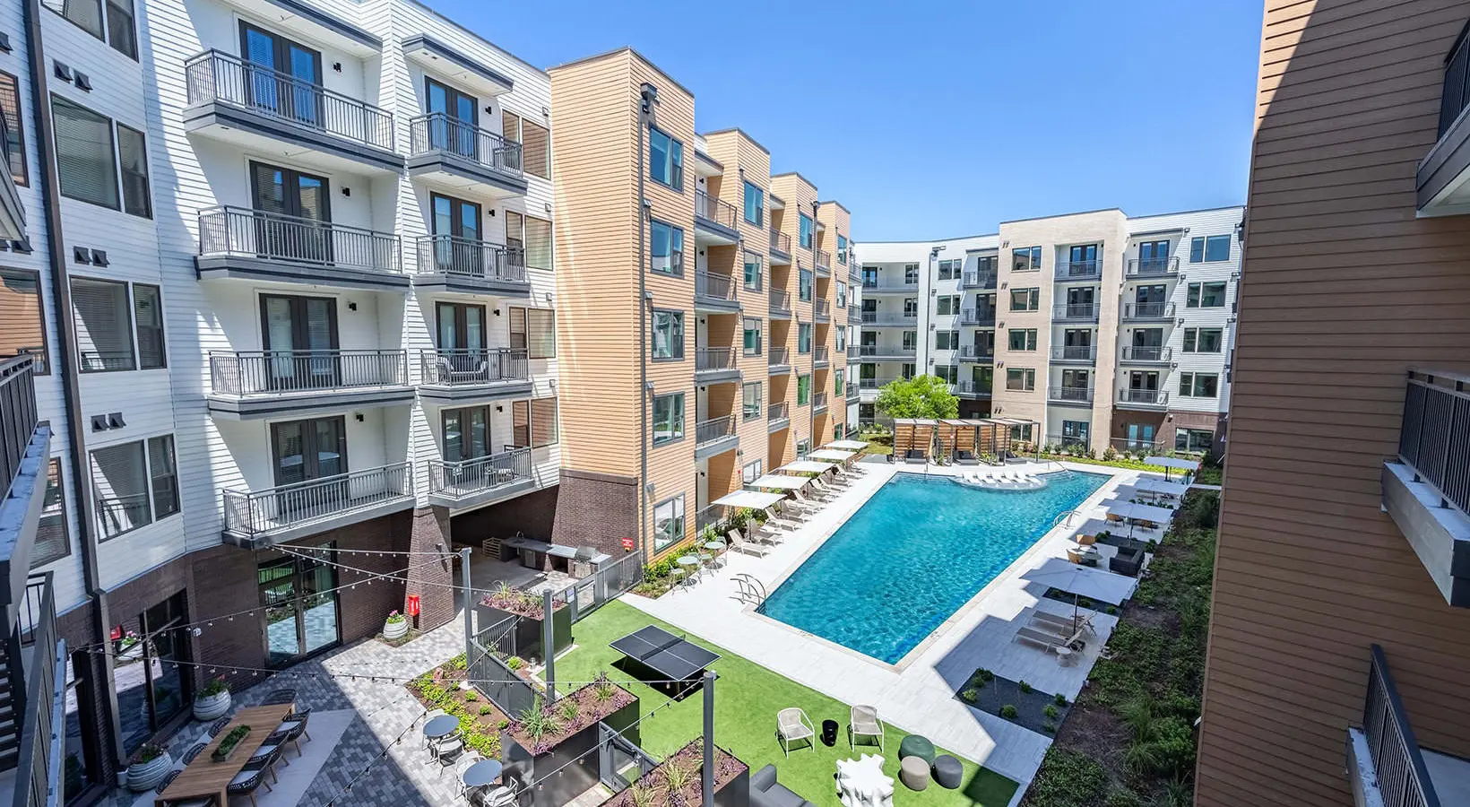 A large pool in the middle of an apartment complex.